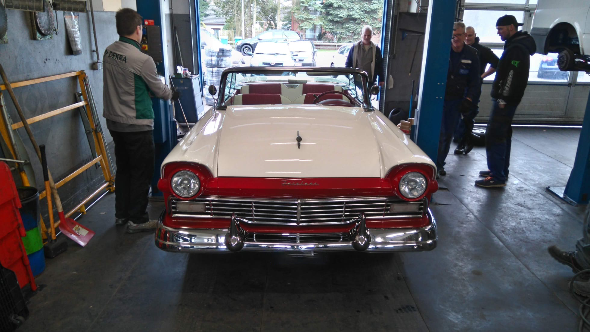 Klassischer weißer Ford Fairlane Cabrio in der Werkstatt Weber & Hörner