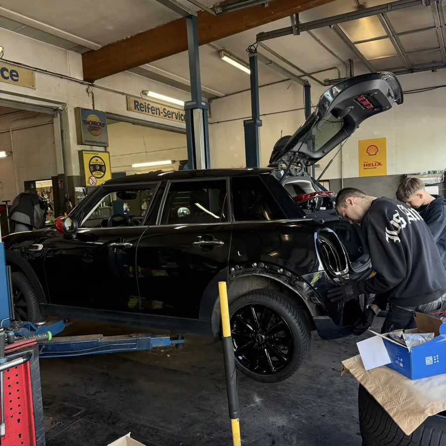 Team von Weber & Hörner vor der Werkstatt in Seevetal-Maschen